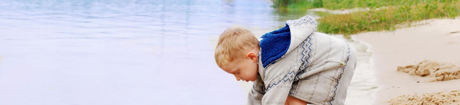 Decoratief: kind speelt in het water